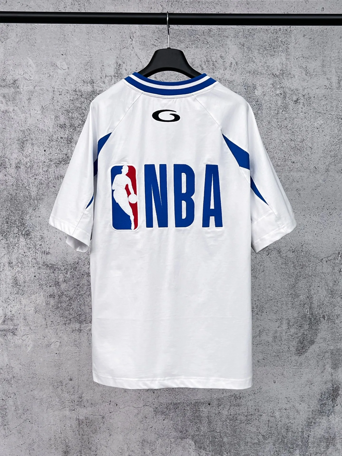 💰P140（ : ） 【 . Quality】BALENCI*GA/ SS 26New Arrival NBA Series T 。 ， NBASeries 。 ， 。 SS 26 New Arrival。 ， 。 。 Authentic ， 。 。 260 ， . ， 。 。 。 ， ， 。 。 。 OS . Same Style ：BL 263760 ：Black，White，Red Size：XS S M L ：BL 263760